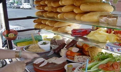 Nhiều người ở Quảng Ngãi nhập viện nghi do bị ngộ độc bánh mỳ
