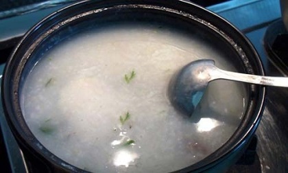 Sai lầm nấu cháo của một bà mẹ trẻ cho con, chị em đọc để biết còn tránh sớm