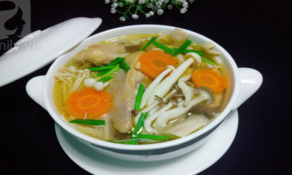 Thời tiết ẩm ương, nấu ngay canh gà nấm bồi bổ cho cả nhà nào!