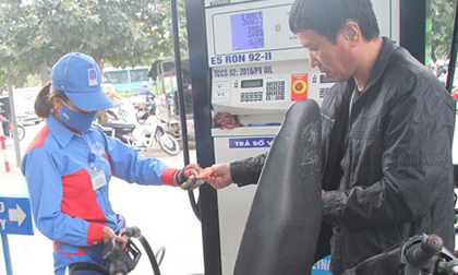 Tăng thuế xăng lên 8.000 đồng để... bù đắp ngân sách