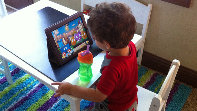Nếu không thể cấm, đây là cách giúp trẻ 2-5 tuổi dùng Ipad hiệu quả - Ảnh 1.