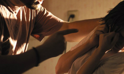 Chồng đánh đập còn ngang nhiên ăn ở với người phụ nữ hơn 13 tuổi