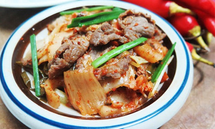 Thịt lợn xào kim chi mà ăn kèm cơm nóng thì ngon 'miễn bàn'