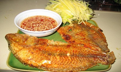 Muốn rán cá vàng giòn, chín đều thơm ngọt không sát chảo hãy cho thêm thứ này vào khi rán