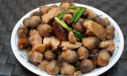 Nấm rơm xào thịt, món ngon giúp chàng không 'yếu mềm'