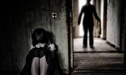 Mẹ mải mưu sinh, con gái 15 tuổi bị xâm hại chỉ vì bộ quần áo mới