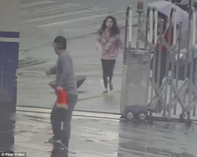 Tìm chỗ nấp sau khi gây án, tên cướp vào nhầm đồn cảnh sát - 1