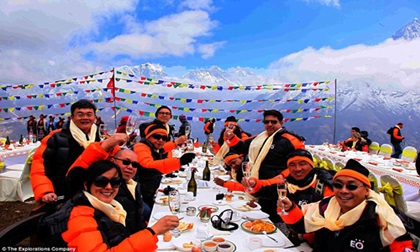 Bữa sáng siêu đắt đỏ dành cho đại gia trên đỉnh Everest