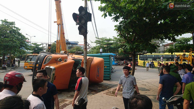 Nhân chứng vụ container đè bẹp ô tô 7 chỗ: Xe con dừng lại rồi bất ngờ rẽ sang luôn khiến container không kịp xử lý - Ảnh 3.
