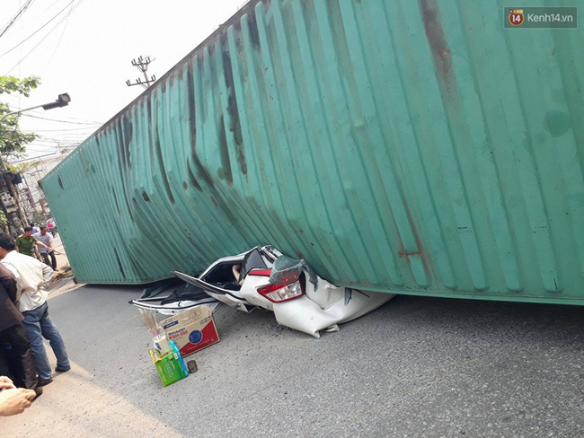 Nhân chứng vụ container đè bẹp ô tô 7 chỗ: Xe con dừng lại rồi bất ngờ rẽ sang luôn khiến container không kịp xử lý - Ảnh 1.