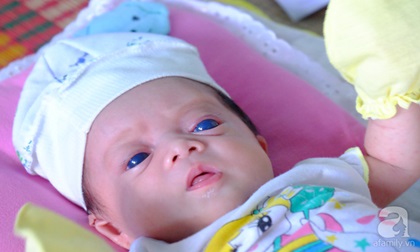 Ánh mắt đầy ám ảnh của thiên thần mắt xanh không thấy ánh mặt trời, chưa một lần gặp cha