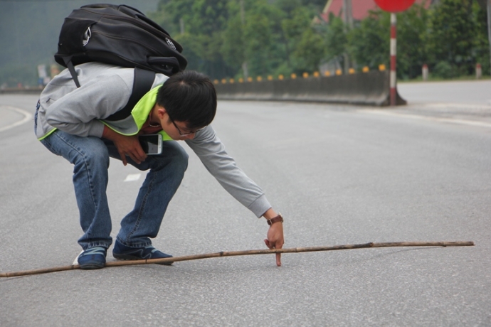 có nhiều điểm rãnh lún sâu hết 1 ngón tay