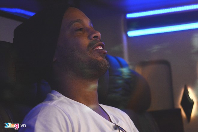 Ronaldinho có xe hộ tống để về khách sạn nghỉ ngơi.