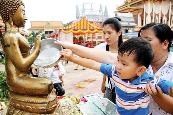 Trốn cái 'nóng muốn bùng cháy' của mùa hè cùng 8 lễ hội nước nổi tiếng TG - 12
