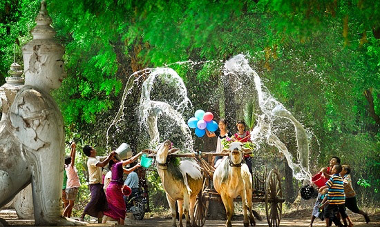 Trốn cái 'nóng muốn bùng cháy' của mùa hè cùng 8 lễ hội nước nổi tiếng TG - 13