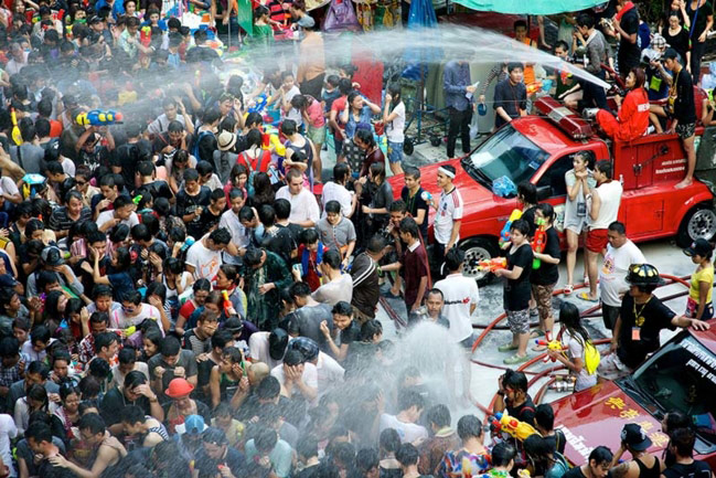 Trốn cái 'nóng muốn bùng cháy' của mùa hè cùng 8 lễ hội nước nổi tiếng TG - 2