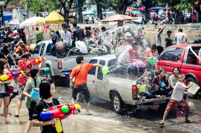Trốn cái 'nóng muốn bùng cháy' của mùa hè cùng 8 lễ hội nước nổi tiếng TG - 3