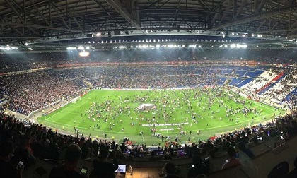 CĐV đánh nhau kinh hoàng, trận Lyon - Besiktas bị hoãn 46 phút