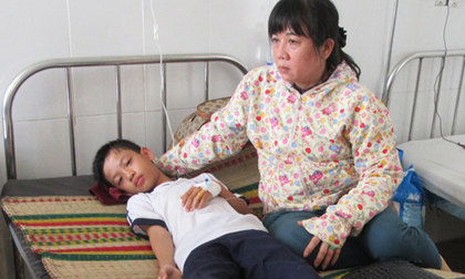 Bị điện giật khi mắc rèm cửa, mẹ chết, con trọng thương