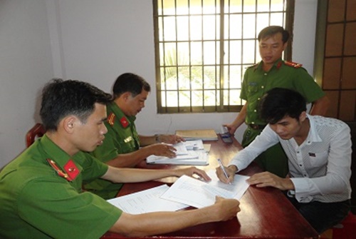 Thiếu nữ say rượu, 2 thanh niên thay nhau giao cấu Thiếu nữ say rượu, 2 thanh niên thay nhau giao cấu