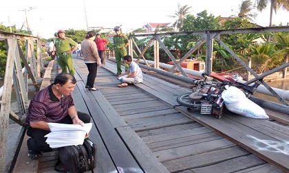 Tiền Giang: Người đàn ông té ngã trên cầu, lọt khe rơi sông mất tích
