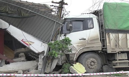 Ô tô mất lái lao vào nhà dân, nhà sập, 3 người thương vong