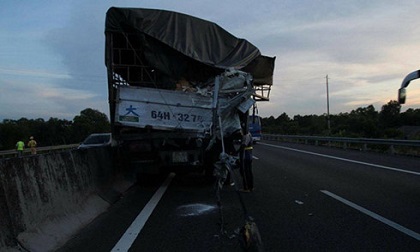 Xe tải đối đầu xe khách trên cao tốc, 5 người thương vong