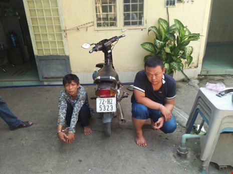 Bị dí tới cùng, cướp vung dao chém đặc nhiệm tới tấp - 1