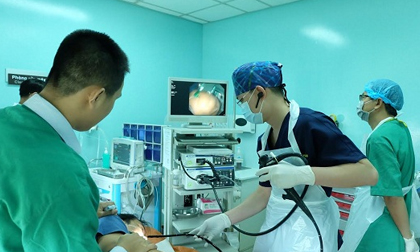 Vì sao khi ăn uống không nên vừa cười vừa nói?