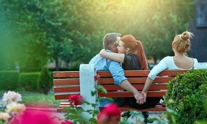 Trong cơn say, bạn thân lỡ mồm thú nhận đã ngủ với chồng tôi