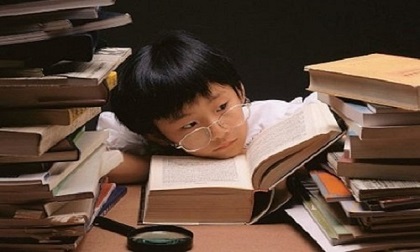 Cháu bé mắc hội chứng sợ bẩn, tắm hàng chục lần một ngày vì sai lầm của bố mẹ