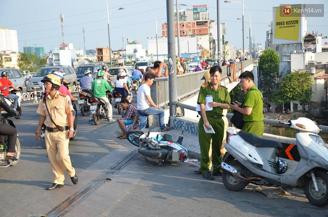 Người thân gào khóc tại hiện trường nam thanh niên rơi xuống kênh Tàu Hủ tử vong - Ảnh 1.