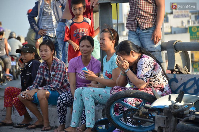 Người thân gào khóc tại hiện trường nam thanh niên rơi xuống kênh Tàu Hủ tử vong - Ảnh 2.