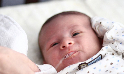 Đừng lo sợ khi con bị nôn trớ, mẹ hãy bình tĩnh xử lý theo cách này