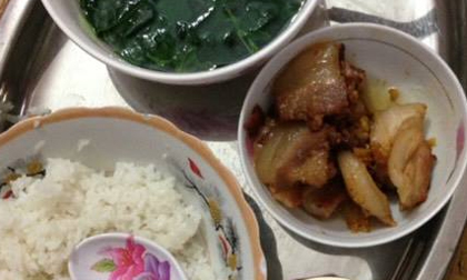 Thương cảm nàng dâu trẻ ở cữ được mẹ chồng chăm toàn thịt mỡ, canh suông, cho ăn lại bát cũ không rửa