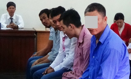 Một phút con trai 'ngông cuồng', mẹ bị đánh, cha bị 10 năm tù vì giết người