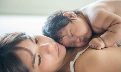 Vợ sinh con mới 10 ngày, chồng lạnh lùng ép vợ ký vào đơn ly hôn