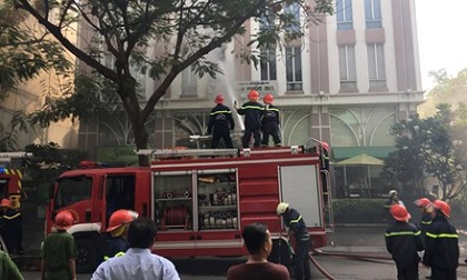 Nhà cao tầng bốc cháy dữ dội, nhiều người mắc kẹt