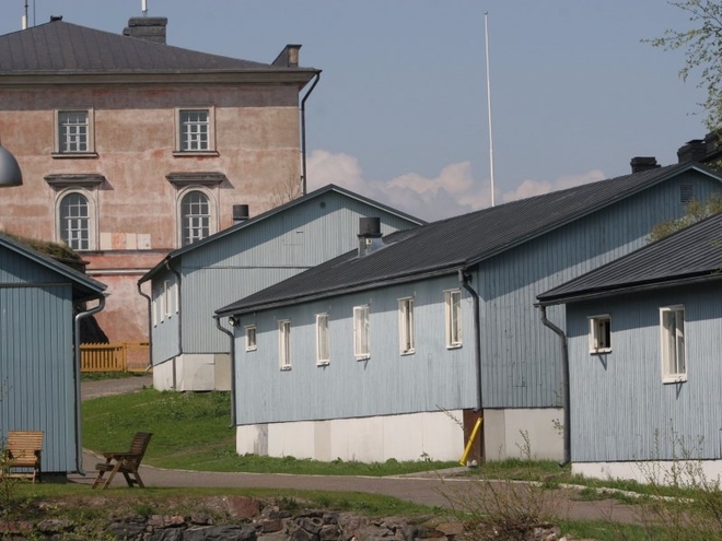 Ở Phần Lan, nhà tù Suomenlinna không chăng dây thép gai để giữ phạm nhân mà chỉ có một cọc rào nhỏ. Do vậy, người ta gọi đây là 'nhà tù mở'.