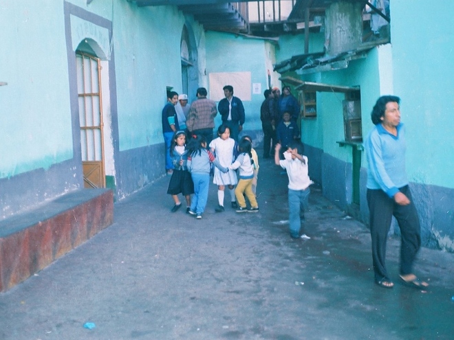 Nhà tù San Pedro tọa lạc ở La Paz, Bolivia đã phục vụ 3.000 tù nhân và gia đình của họ trong suốt 20 năm qua. Đây được xem như một thành phố thu nhỏ với nhiều hoạt động như cuộc sống bên ngoài, thậm chí có hẳn một khách sạn để khách có thể ở lại tham quan. Tù nhân phải tự trả phí sinh hoạt khi sống ở đây.