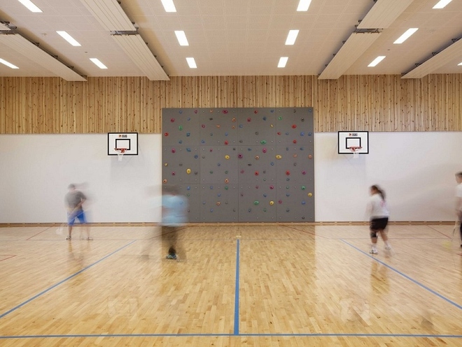 Nhà tù Halden ở Na Uy chẳng khác gì 'thiên đường' khi tù nhân có thể nấu ăn, chơi trò chơi điện tử và ngủ trên những chiếc giường êm ái. Mọi thứ khá giống ký túc xá đại học. Ý tưởng thiết lập nhà tù đặc biệt này là đối xử với tù nhân như những người bình thường, nhờ đó họ sẽ tái hòa nhập cộng đồng với suy nghĩ lành mạnh.