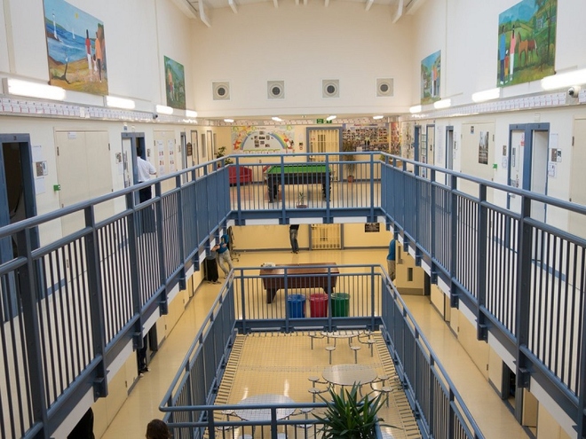Nếu không có những cánh cửa khóa nặng nề, nhà tù Her Majesty (HMP) ở xứ Wales có thể bị nhầm là một trường công lập bởi có các lớp học, phòng tập thể dục với vòi sen nước nóng, bàn bi-a và bóng bàn để giải trí.