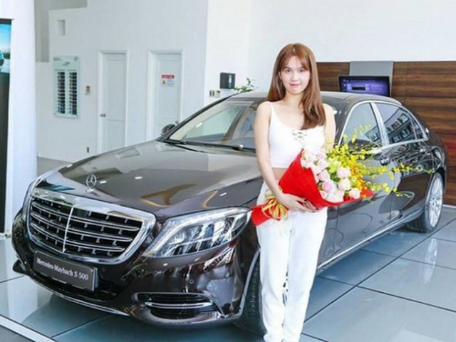 Ngọc Trinh rạng ngời bên siêu xe 12 tỷ mới tậu - 1