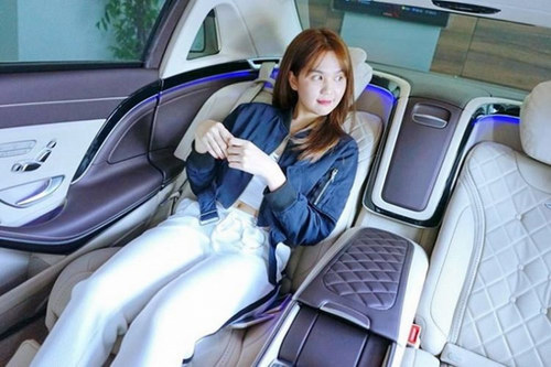 Ngọc Trinh rạng ngời bên siêu xe 12 tỷ mới tậu - 7
