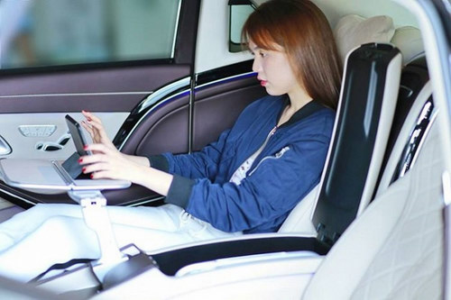 Ngọc Trinh rạng ngời bên siêu xe 12 tỷ mới tậu - 8