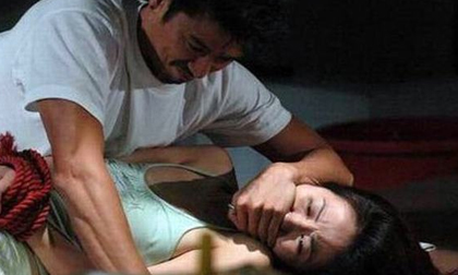 Cô gái tung cửa bỏ chạy khi bị 'yêu râu xanh' lột hết quần áo