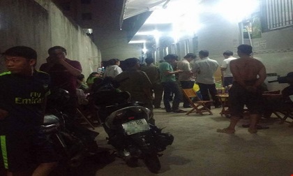 Anh 'chết đứng' chứng kiến cha nuôi 'làm trò vợ chồng' với em 12 tuổi