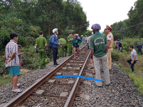 Tàu lửa tông ô tô, 4 người chết, 2 người bị thương - 1