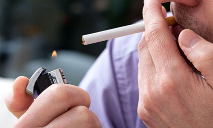 Cha mẹ hút thuốc lá, con dễ bị ung thư máu
