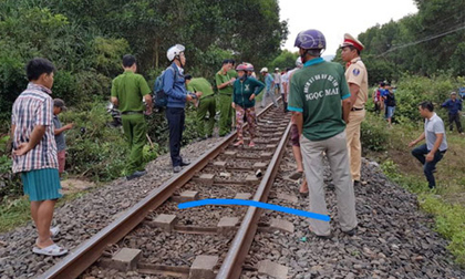 Tàu lửa tông ô tô, 4 người chết, 2 người bị thương